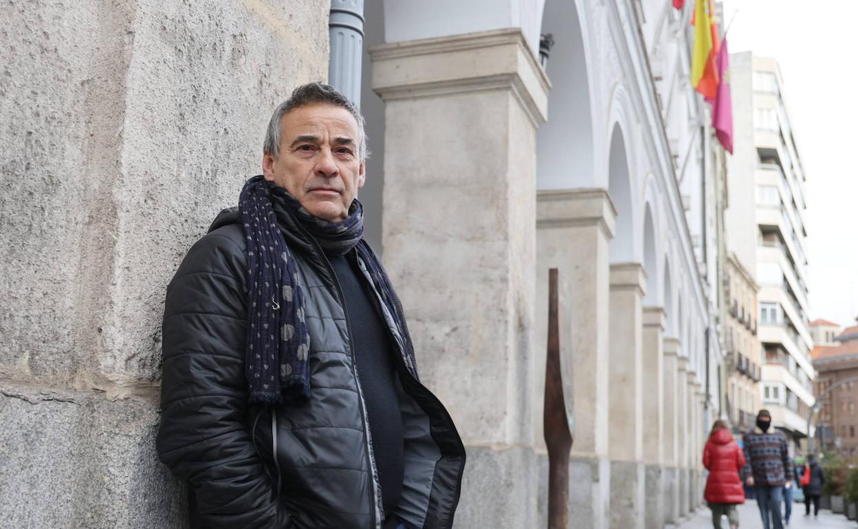 Eduard Fernández, junto al Teatro Calderón de Valladolid. 