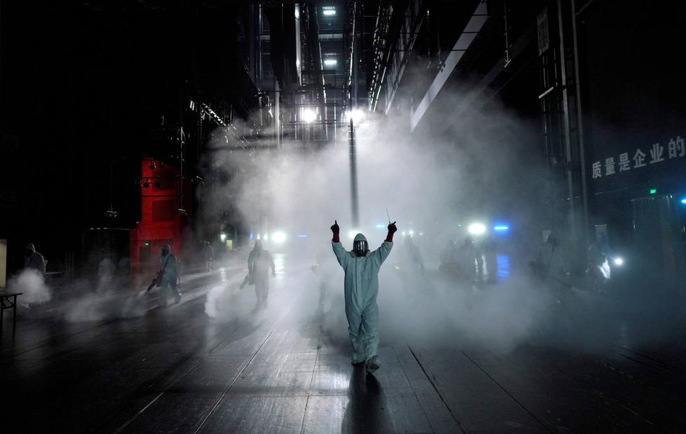 Desinfección del Qintai Grand Theatre de Wuhan, en abril de 2020.