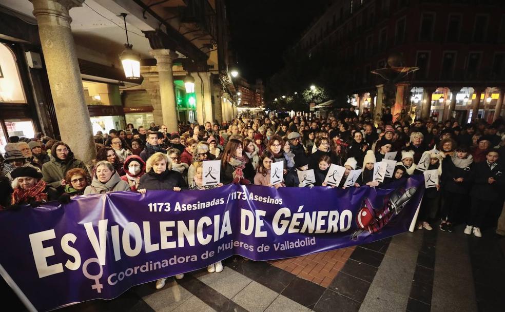 Concentración convocada por la Coordinadora de Mujeres de Valladolid esta tarde en Fuente Dorada. 