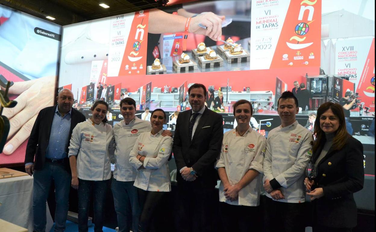 Óscar Punte, en el stand de Valladolid en Madrid Fusión, junto a los cocineros vallisoletanos que han participado este lunes, en las actividades propuestas desde la capital. 