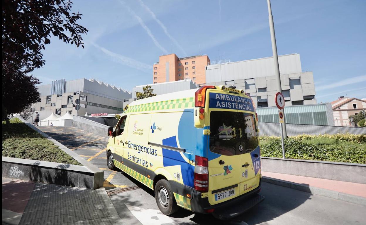 Una ambulancia accede al Hospital Clínico de Valladolid. 