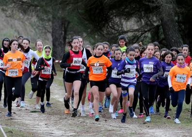 Imagen secundaria 1 - Juegos Escolares: El frío no quita las ganas de saborear el campo a través en Pedrajas