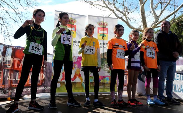 Imagen principal - Juegos Escolares: El frío no quita las ganas de saborear el campo a través en Pedrajas
