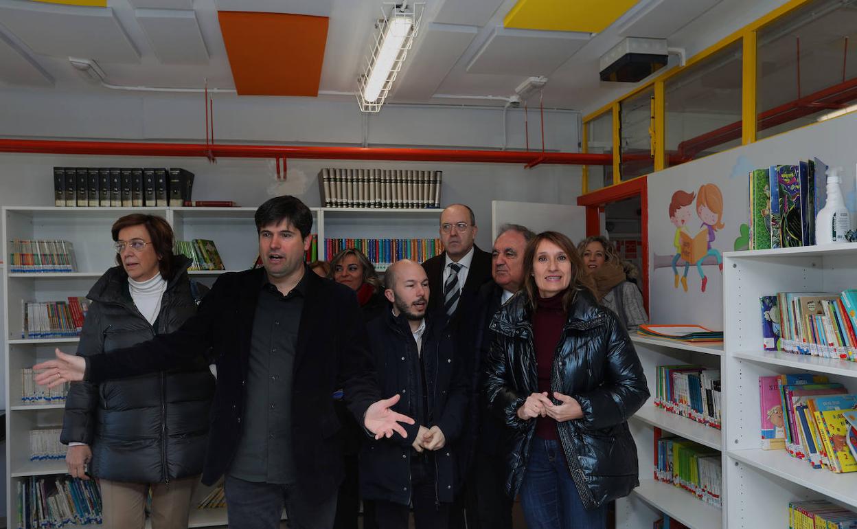 . La consejera de Educación, Rocío Lucas, a la derecha, con el director del colegio Gómez Manriuque, Sergio Merino, izquierda, y representantes institucionales, este lunes durante la visita a la biblioteca del centro.