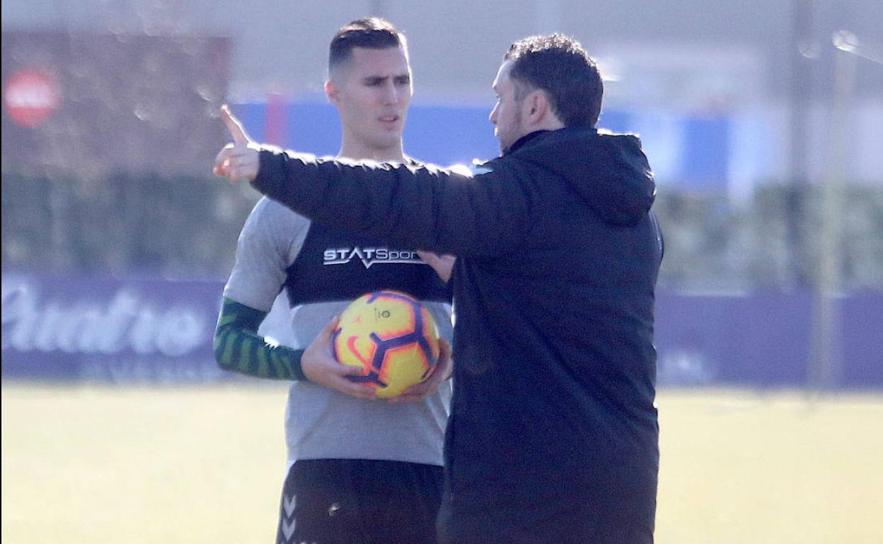 Sergio González da instrucciones a Sergi Guardiola en un entrenamiento en los Anexos. 