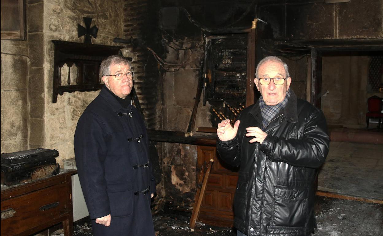 El delegado diocesano de Patrimonio, Alberto Espinosa, y el párroco de la Santísima Trinidad, Andrés de la Calle. 