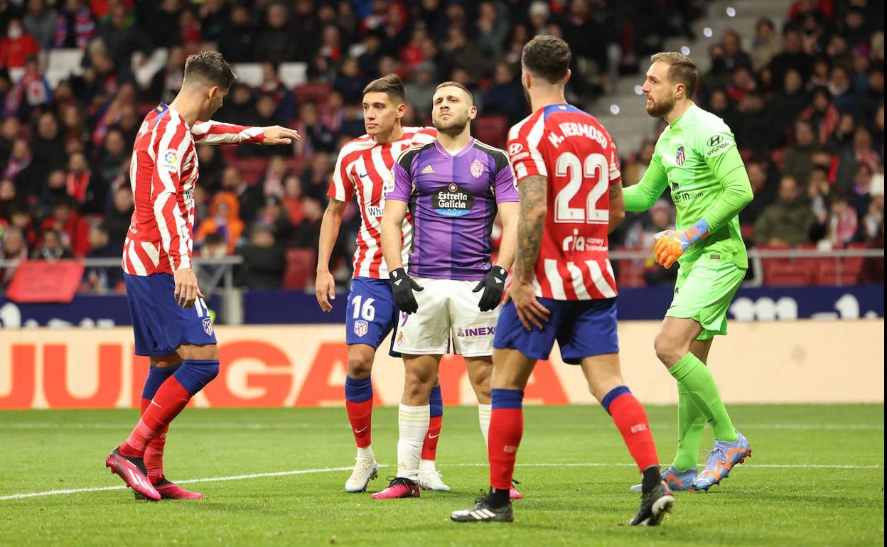 Weissman, rodeado de jugadores del Atleti, se lamenta por una acción fallada. 