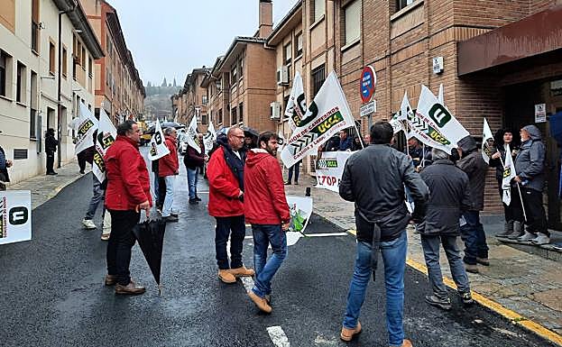 «Tenemos que dedicar más tiempo a hacer papeleo que a cuidar el campo»