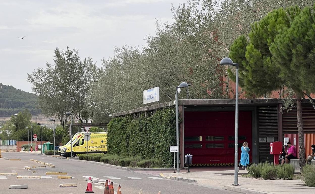 Una ambulancia parte del servicio de Urgencias del Río Hortega de Valladolid. 