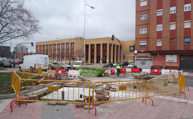 Plataforma de hormigón donde se instalará el aseo público en la esquina de General Shelly y Arca Real. 