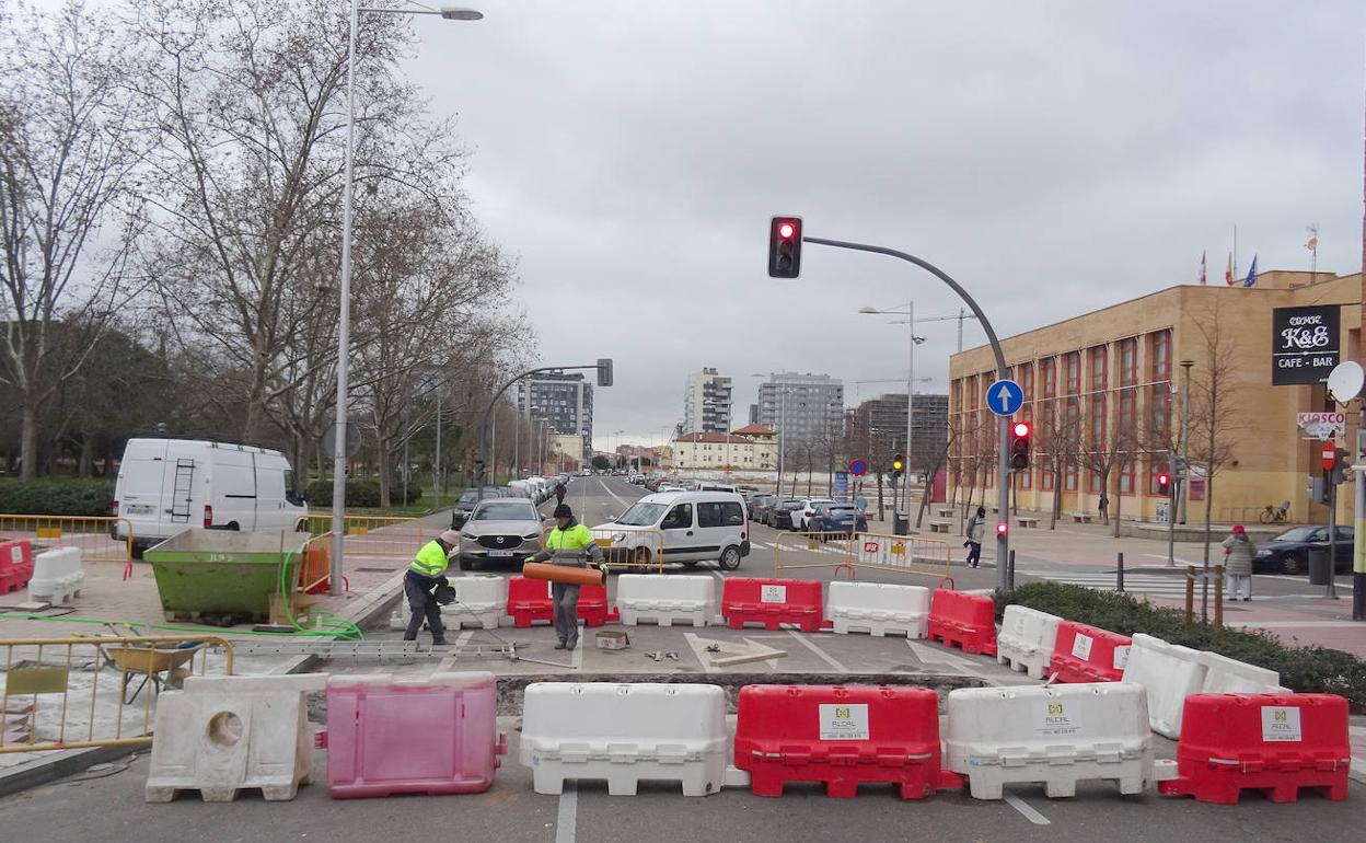 Los operarios trabajan en la instalación del desagüe del aseo público en General Shelly. 