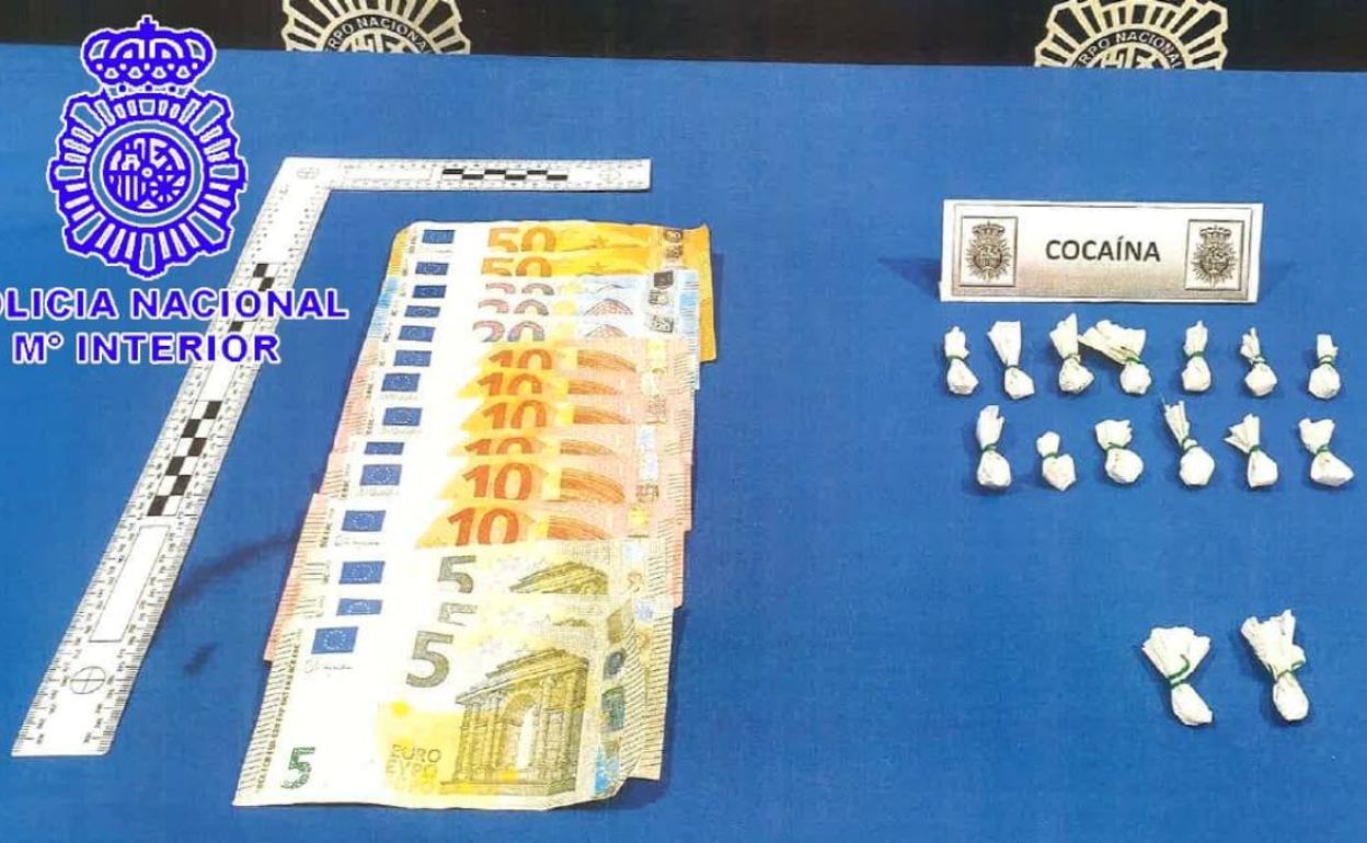 Droga y dinero intervenidos por la Policía Nacional.