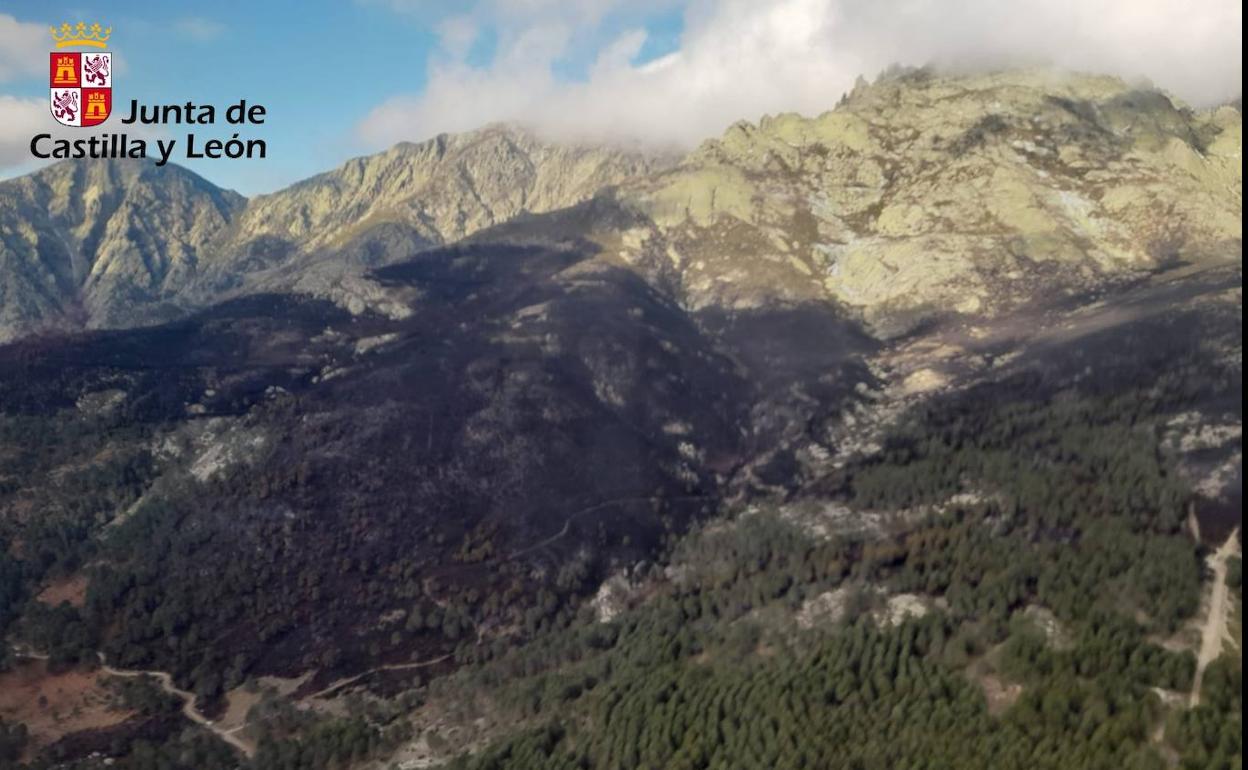 Situación del incendio de Guisando a la una del mediodía de este martes.