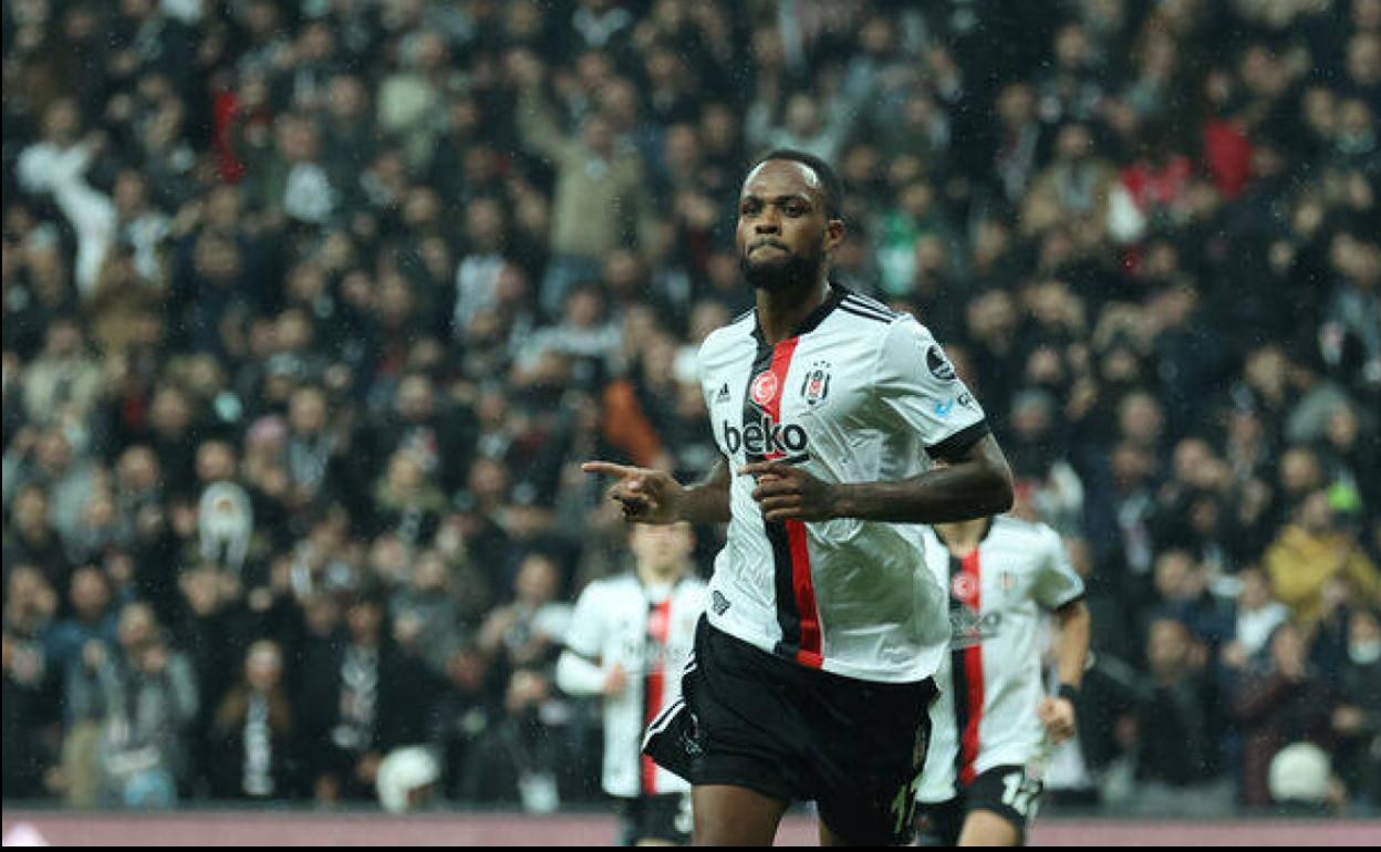 Larin celebra uno de sus goles. 