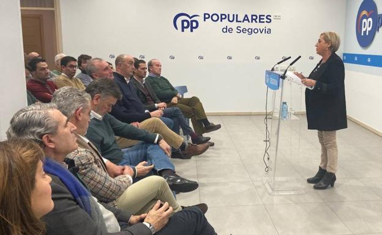 Paloma Sanz se dirige a los miembros del comité ejecutivo del PP de Segovia. 