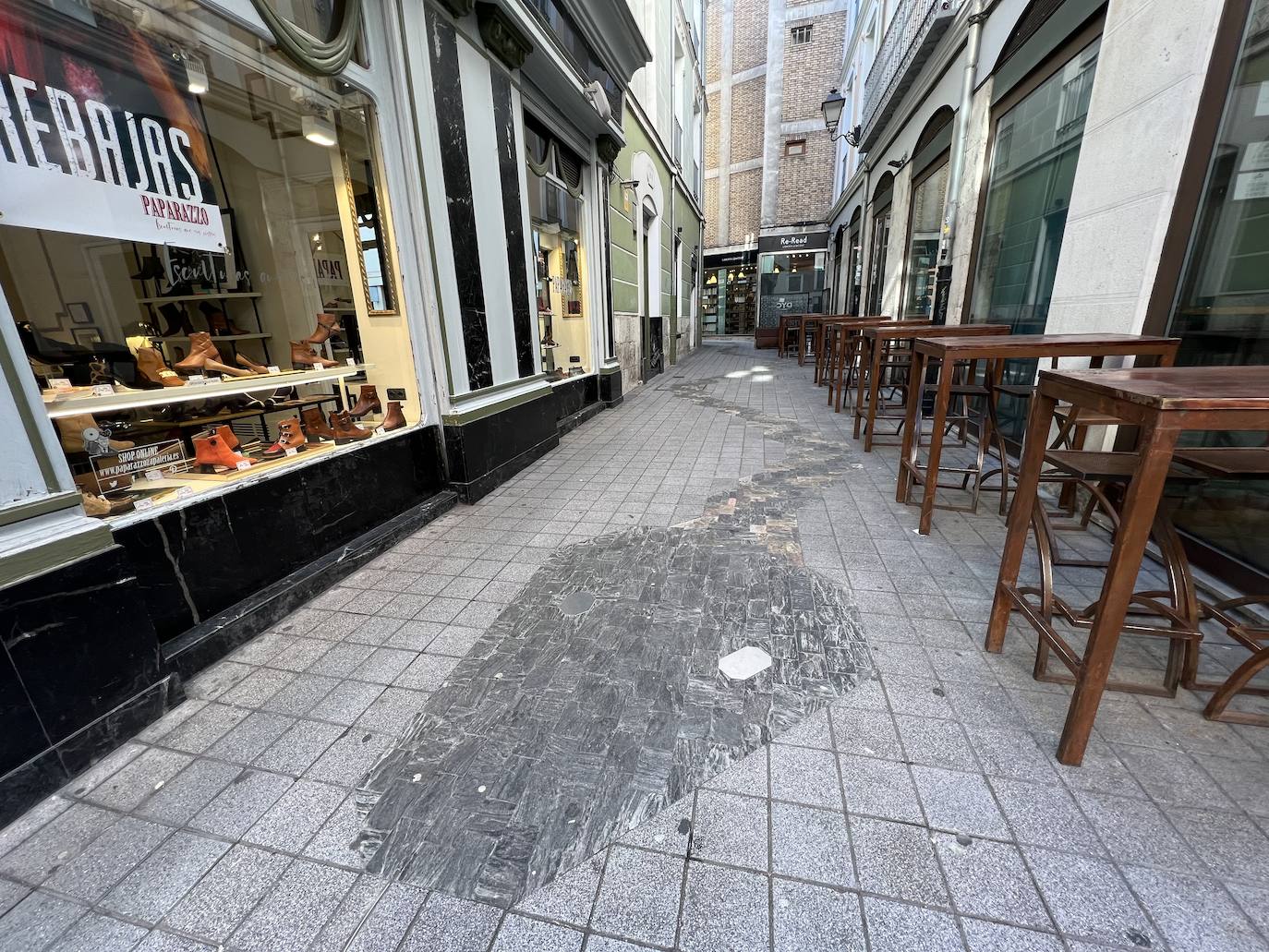 La serpiente realizada con adoquines de la calle Sierpe. 