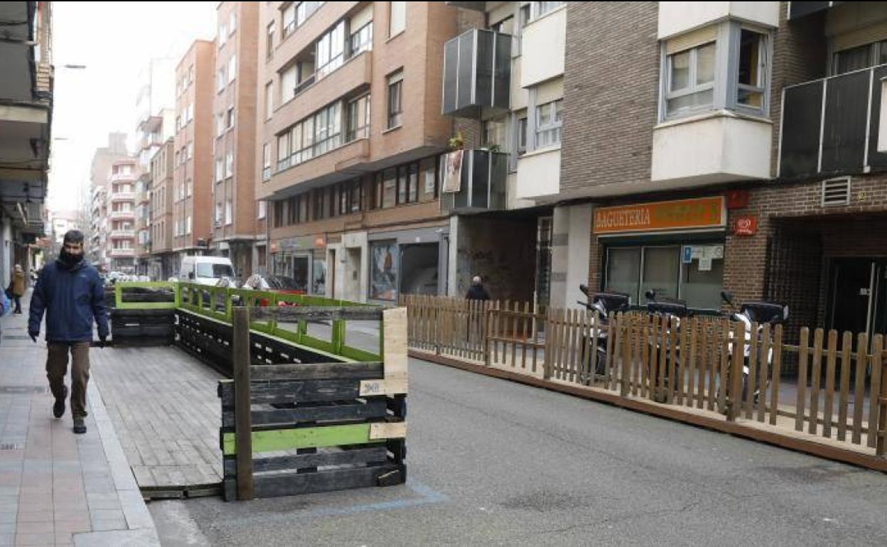 Terraza de hostelería colocada sobre plazas de aparcamiento en el barrio de La Puebla.