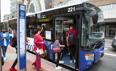 Los carriles bus ahorran dos minutos en las rutas por el centro y mejoran la puntualidad en todas las líneas