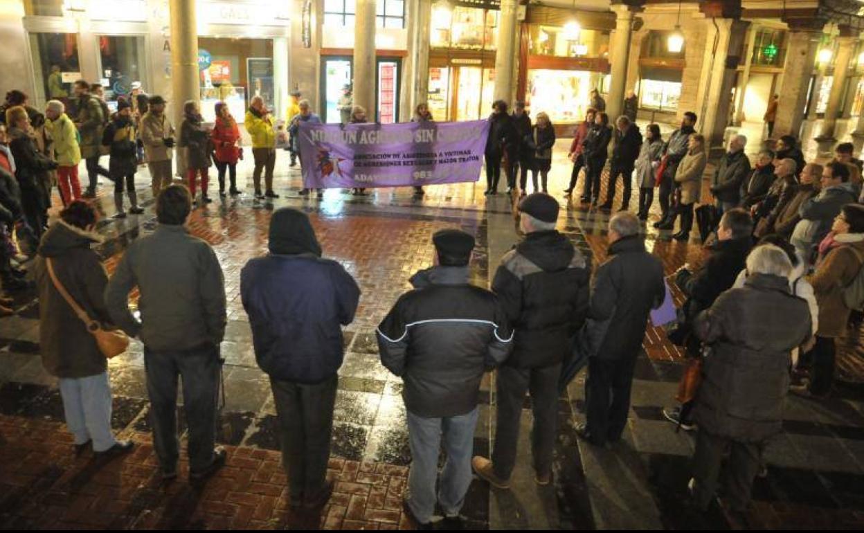 Concentración contra la violencia machista organizada por la asociación de víctimas Adavasymt en Fuente Dorada, en una imagen de archivo.