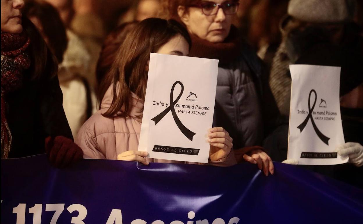 Concentración en Fuente Dorada en repulsa por el doble crimen machista. 