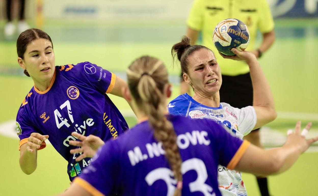 María O'Mullony en el encuentro ante el Gijón.