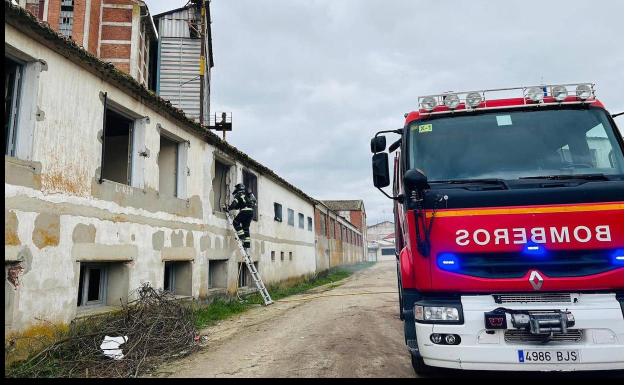 Camión de Bomberos de la Diputación de Valladolid, este martes en una nave abandonada de Íscar.