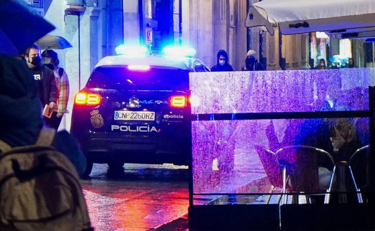 Un coche de Policía Nacional por las calles de Salamanca. 