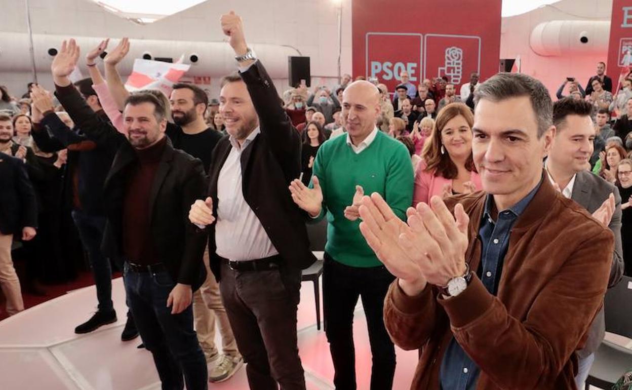 Luis Tudanca, Óscar Puente, José Antonio Diez, y Pedro Sánchez, en primer término, en el acto del sábado pasado en Valladolid. 