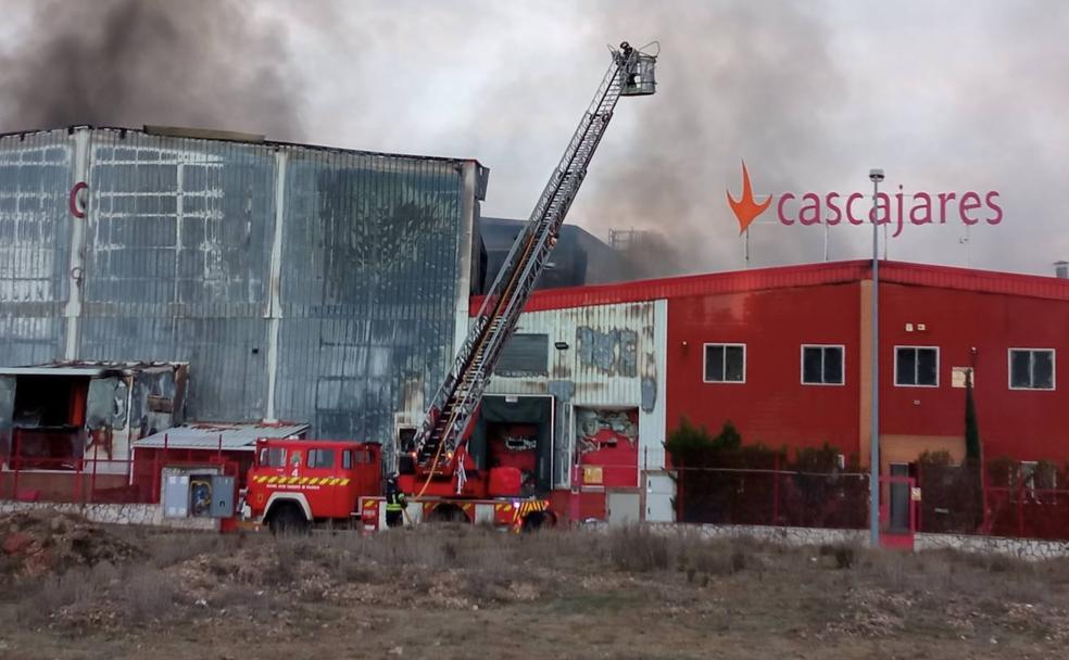 Los bomberos trabajan en el lugar del incendio.