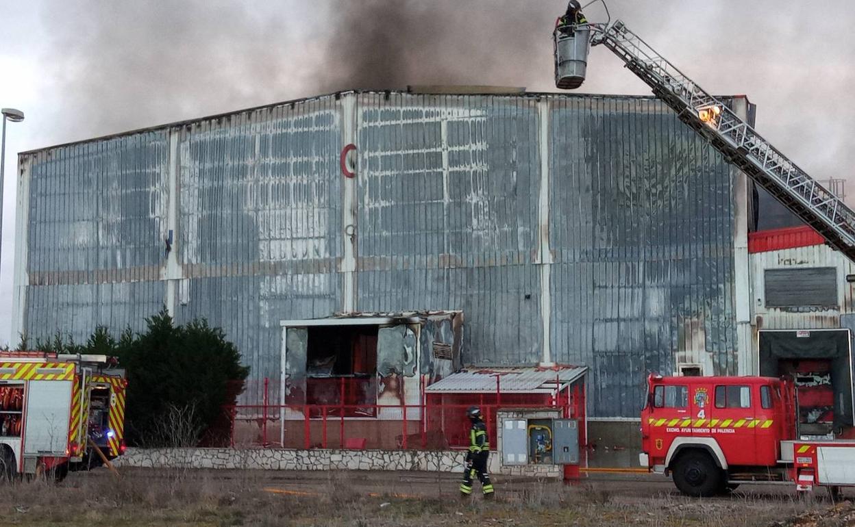 Los bomberos trabajan en el lugar del siniestro. 