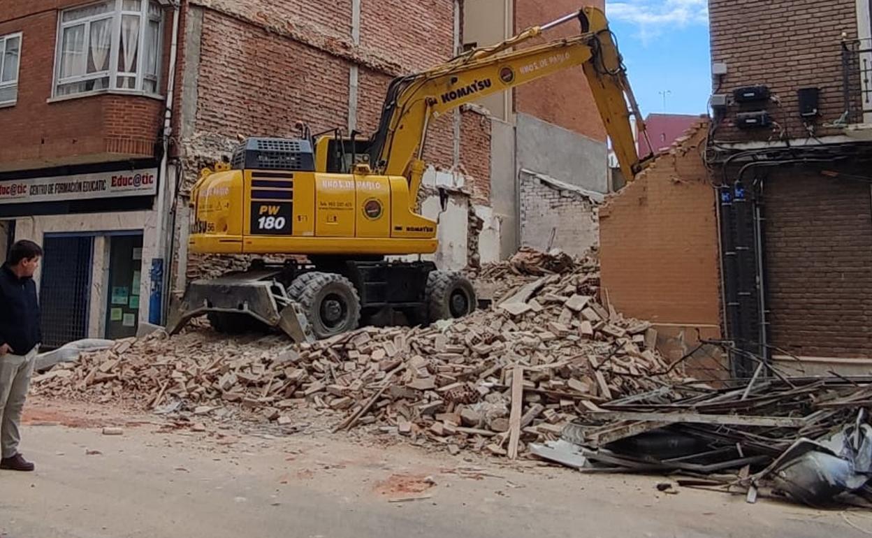 Derribo de un edificio en la calle Industrias este jueves. 