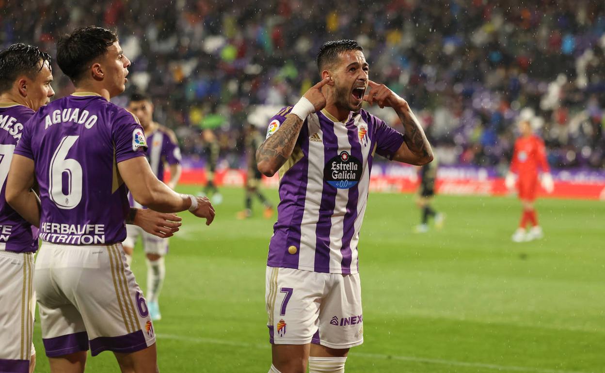 Sergio León celebra uno de los goles con el Real Valladolid esta temporada. 