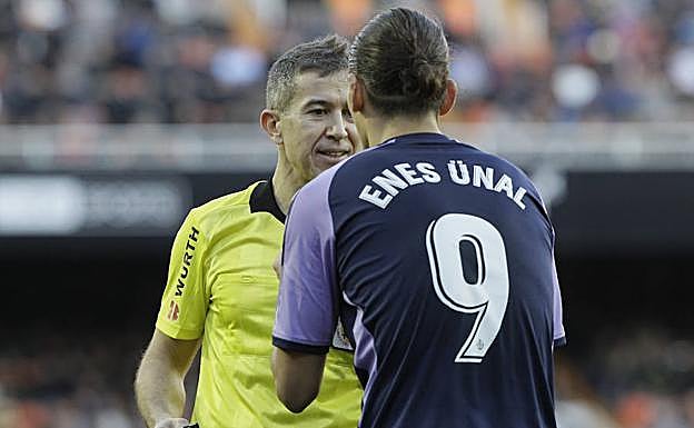 Iglesias Villanueva sale de la nevera para dirigir el Real Valladolid-Valencia desde el VAR