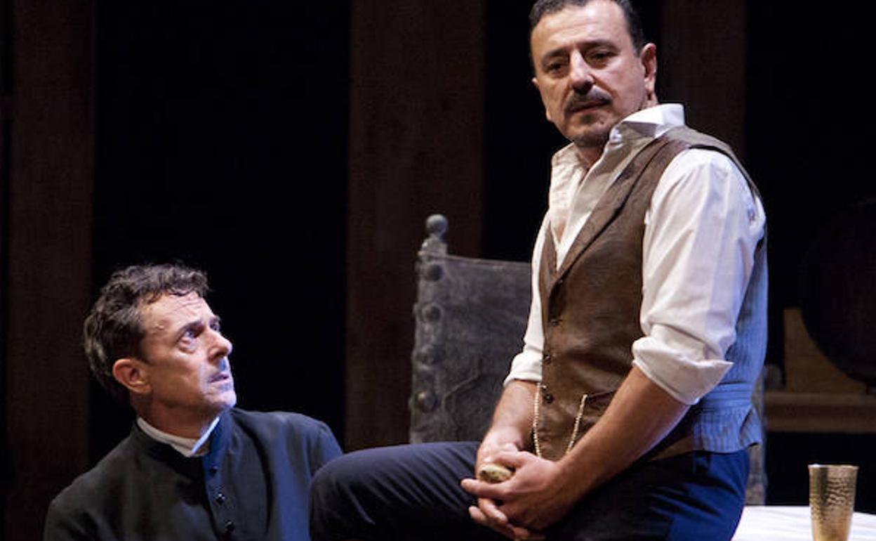 Pere Ponce y Marcial Álvarez, en una de las escenas de 'Los pazos de Ulloa'. 