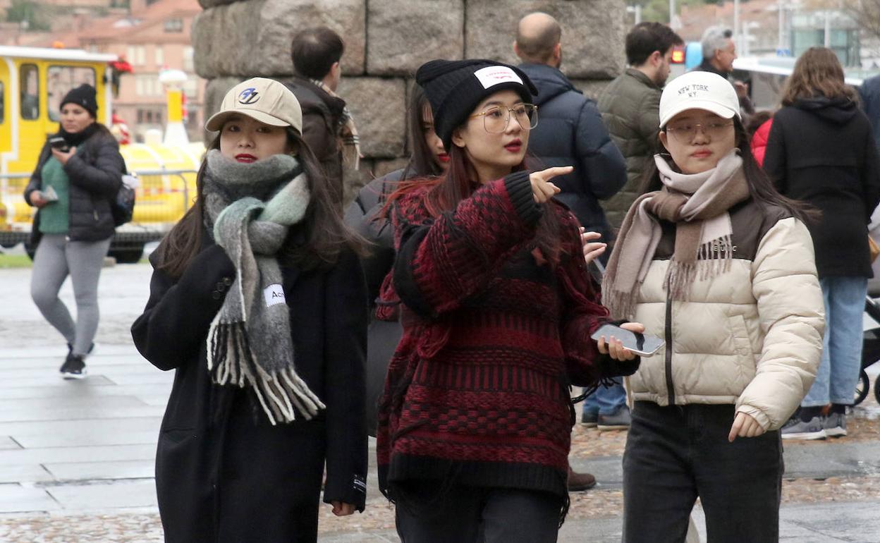 Turismo oriental a los pies del Acueducto de Segovia.