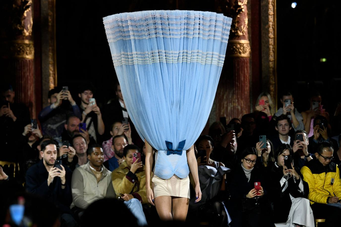Fotos: Los vestidos más extravagantes de la París Fashion Week
