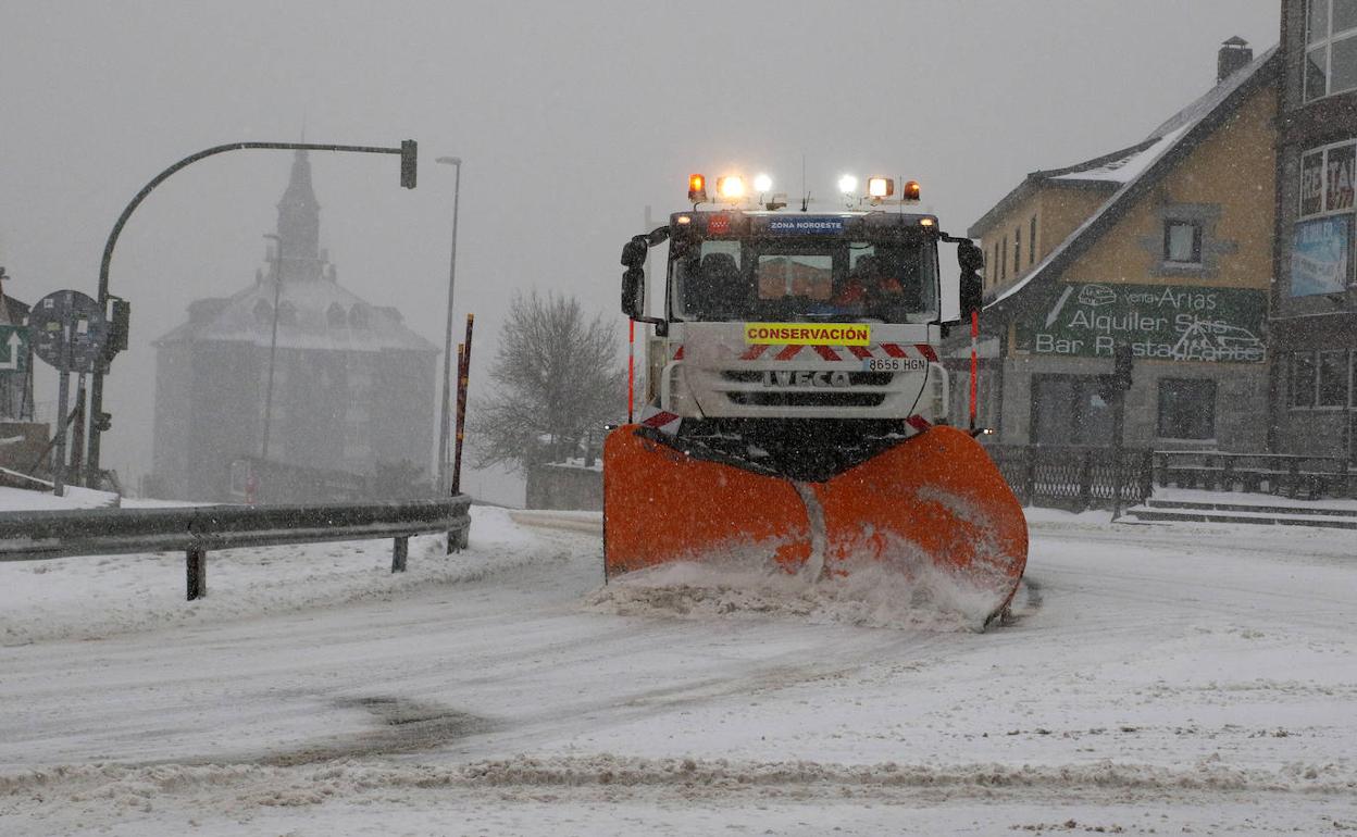 Una máquina quitanieves en el Puerto de Navacerrada. 