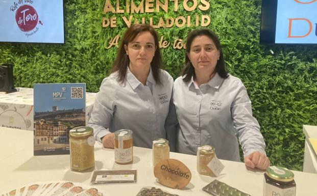 Imagen principal - Beatriz Rodríguez y Clara Andrés, de Oro del Duero y el jefe de cocina de La Dama de la Motilla, muestra un pincho elaborado en el stand de la Diputación. S. G.