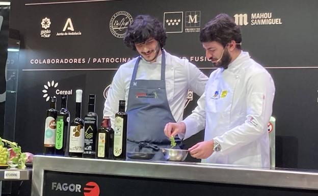 Imagen principal - El vicepresidente de la Junta, Juan García-Gallardo, junto al chef Carlos Hernández, de ConSentido y dos e los platos que preparó el cocinero salmantino: Buñuelo de jamón ibérico y Frijuelo de carrillera. 