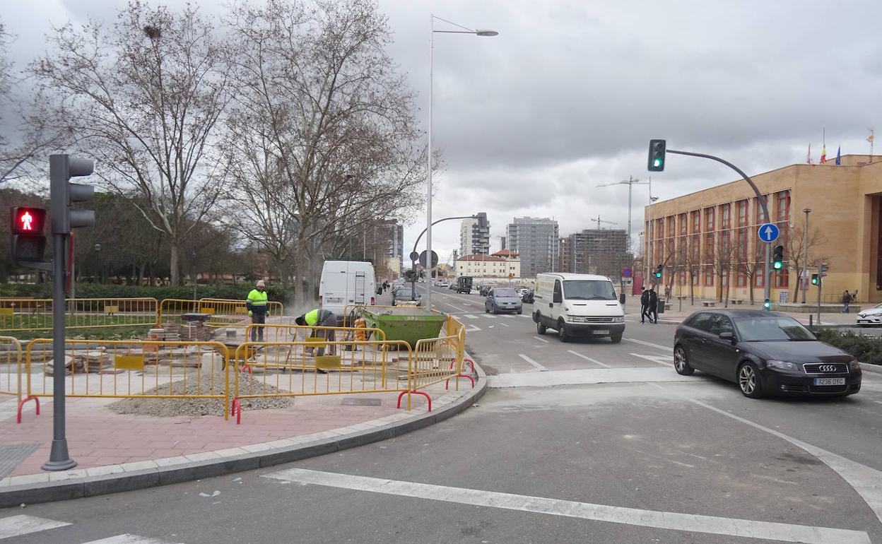 Los coches circulan ya con normalidad por General Shelly, junto al lugar donde se está instalando el aseo público. 