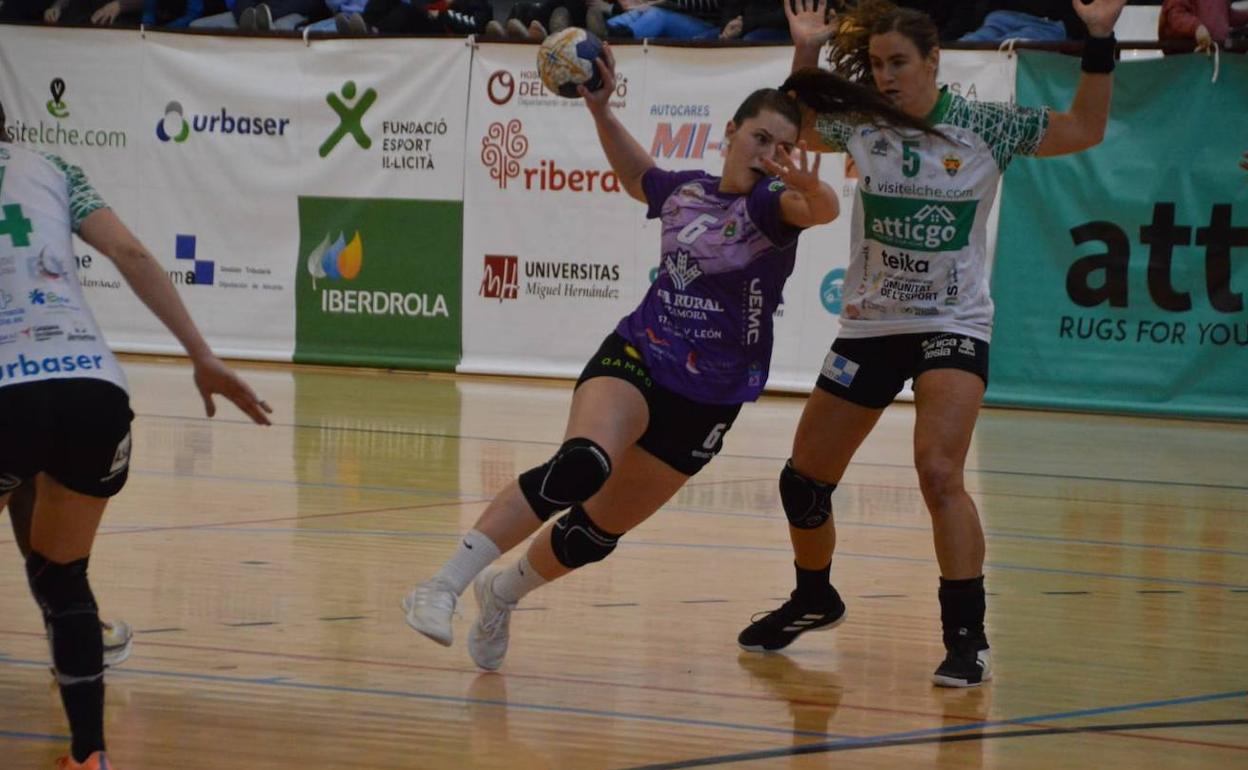 Lyli lanza a portería en el partido ante el Elche.