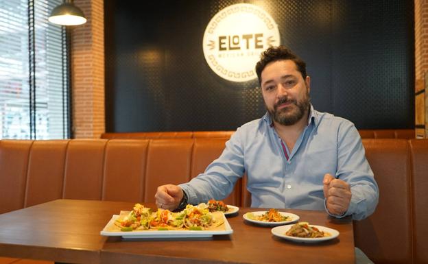 José A. Amaro muestra sus mejores tacos elaborados al gusto del cliente con buffet de ingredientes 