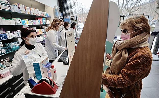Imagen principal - Valladolid: Adiós inminente a la mascarilla en el transporte entre el alivio y la desconfianza
