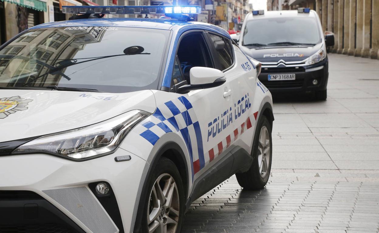 Coches de Policía Local y Nacional. 