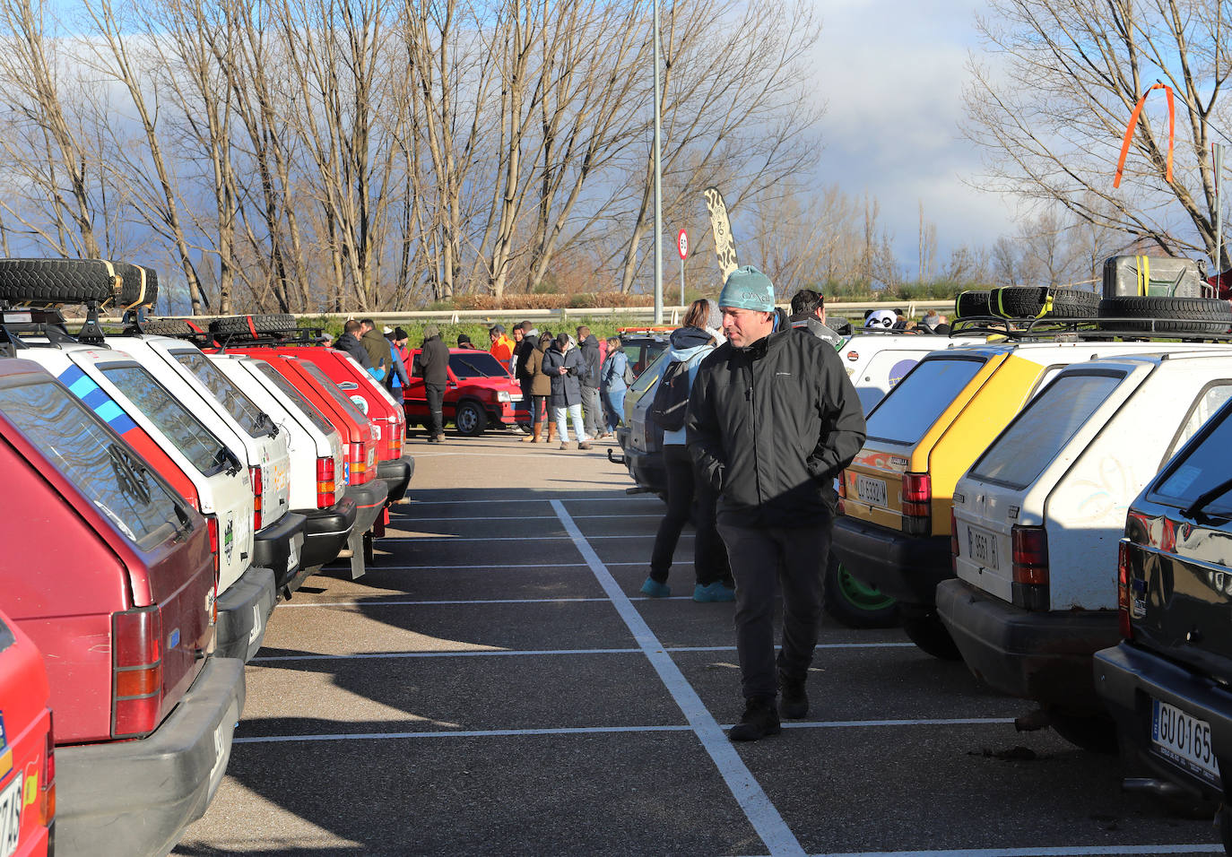 La jornada ha comenzado a las 10 horas del sábado con una exposición de todos los coches en el parking del pabellón Adolfo Nicolás