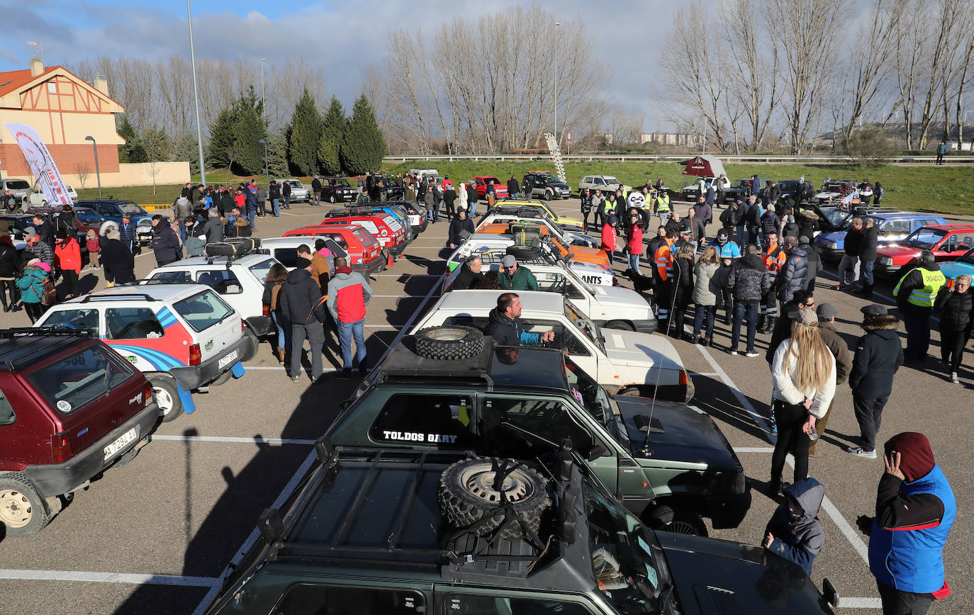 La jornada ha comenzado a las 10 horas del sábado con una exposición de todos los coches en el parking del pabellón Adolfo Nicolás