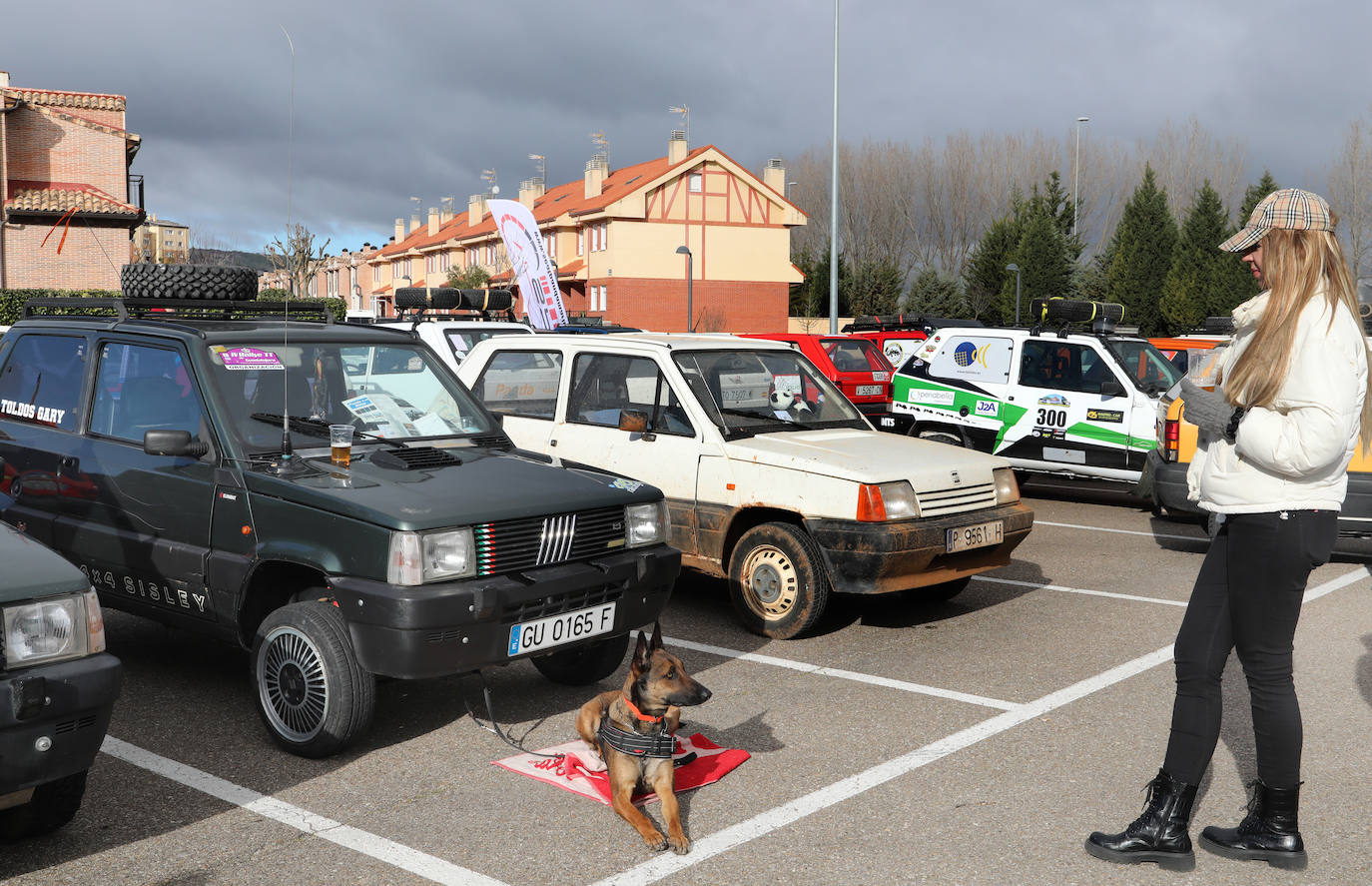 La jornada ha comenzado a las 10 horas del sábado con una exposición de todos los coches en el parking del pabellón Adolfo Nicolás