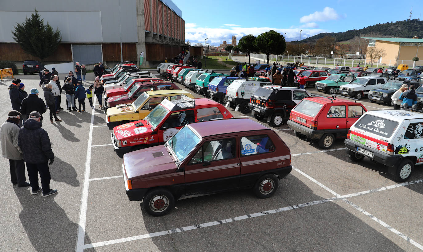 La jornada ha comenzado a las 10 horas del sábado con una exposición de todos los coches en el parking del pabellón Adolfo Nicolás