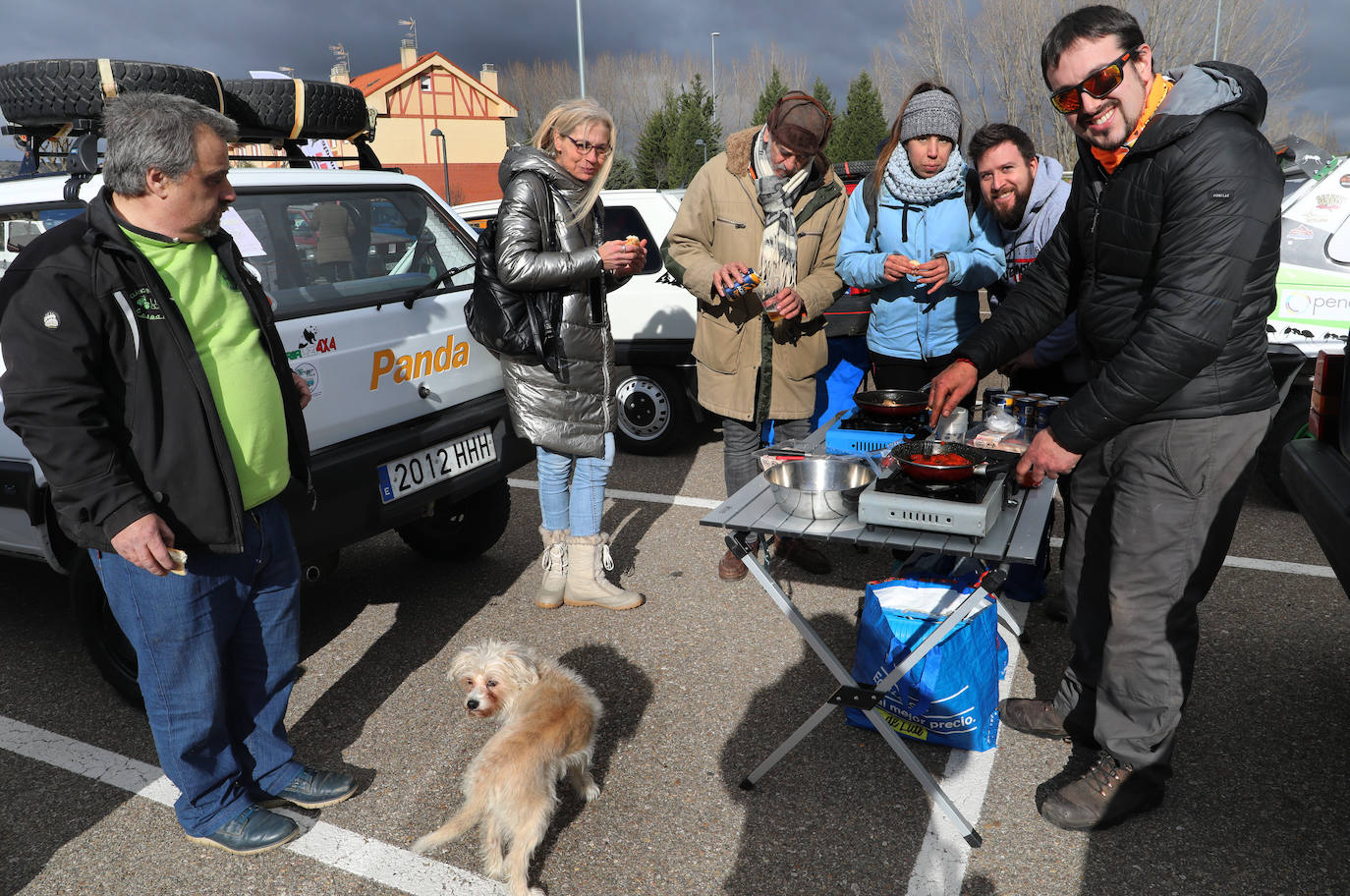 La jornada ha comenzado a las 10 horas del sábado con una exposición de todos los coches en el parking del pabellón Adolfo Nicolás