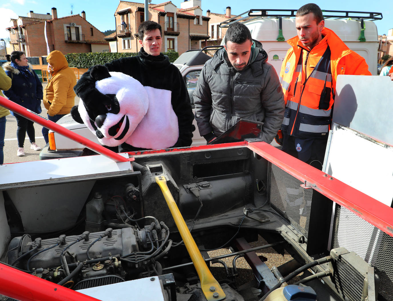 La jornada ha comenzado a las 10 horas del sábado con una exposición de todos los coches en el parking del pabellón Adolfo Nicolás